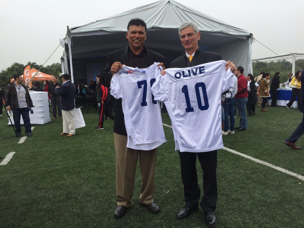 Promueve la NFL la activación física en escuelas mexicanas - Anthony-Munoz-y-Arturo-Olive-1024x768