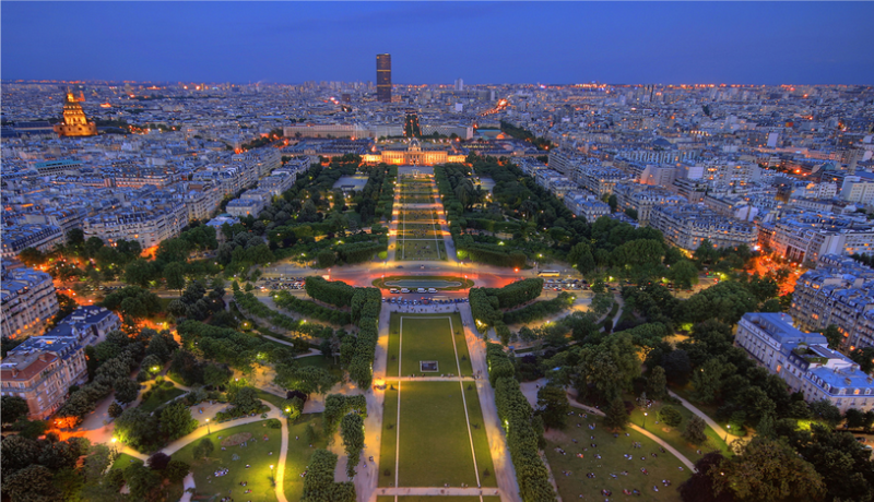 La Quinta Avenida de NY es la arteria comercial más cara del mundo - Campos-eliseos-por-la-noche