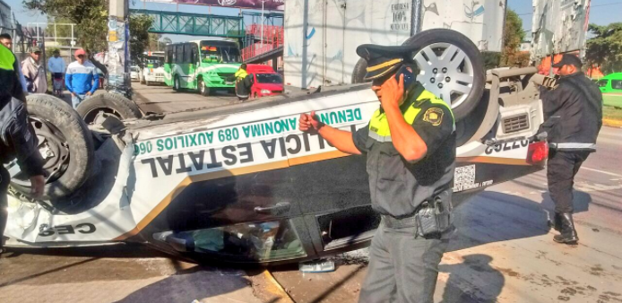 Tres policías lesionados en volcadura de patrulla en Edomex