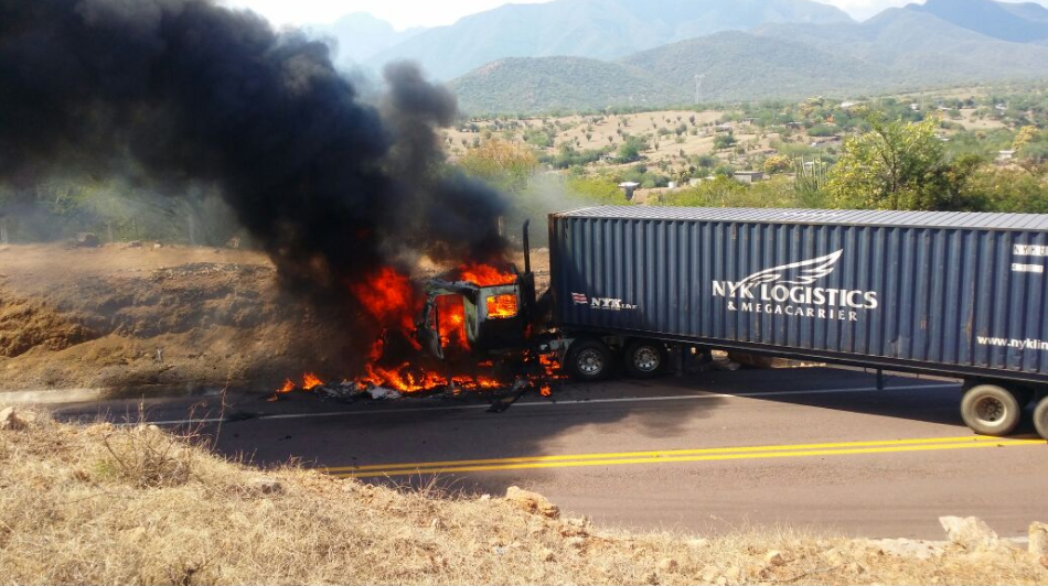 Accidente deja a un menor y a 2 adultos calcinados en Michoacán