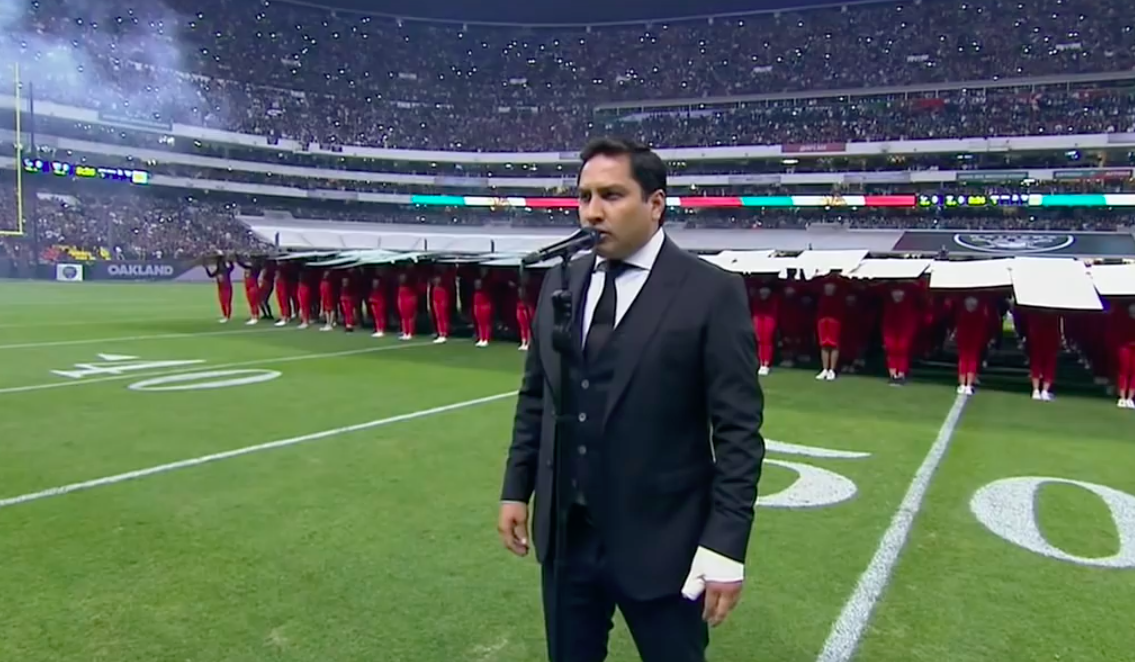 Julión Álvarez culpa al público de su error en el himno