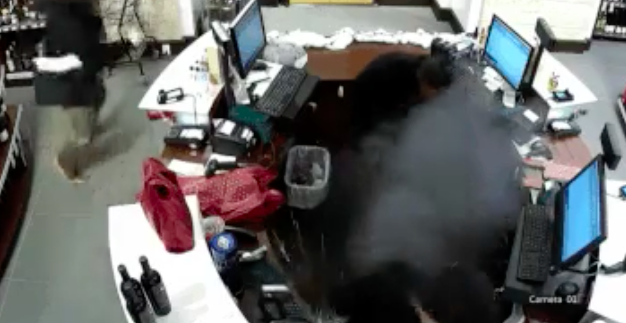 Video: cigarro electrónico explota en la pierna a empleado