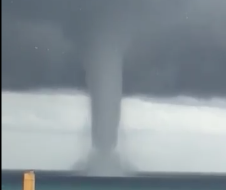 Video: tromba marina provoca alerta en Valencia
