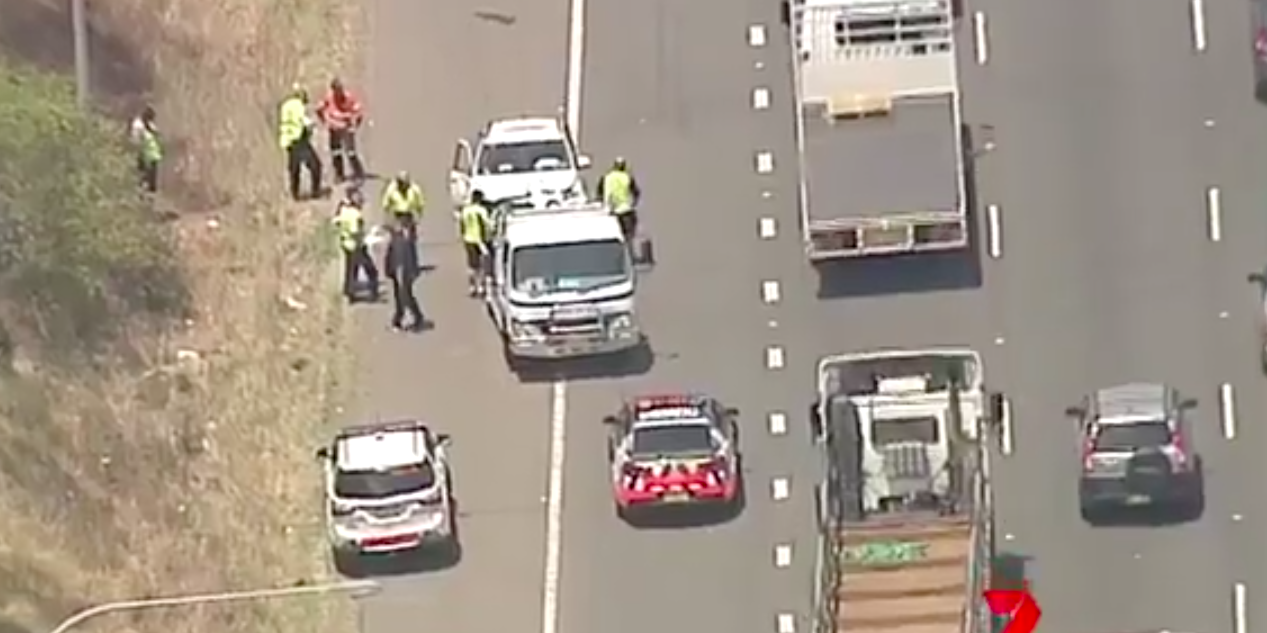 Video: tratan de salvar a hombre inconsciente de coche en movimiento