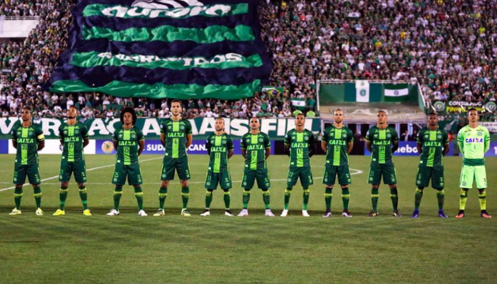Aficionados rinden homenaje al Chapecoense en su estadio