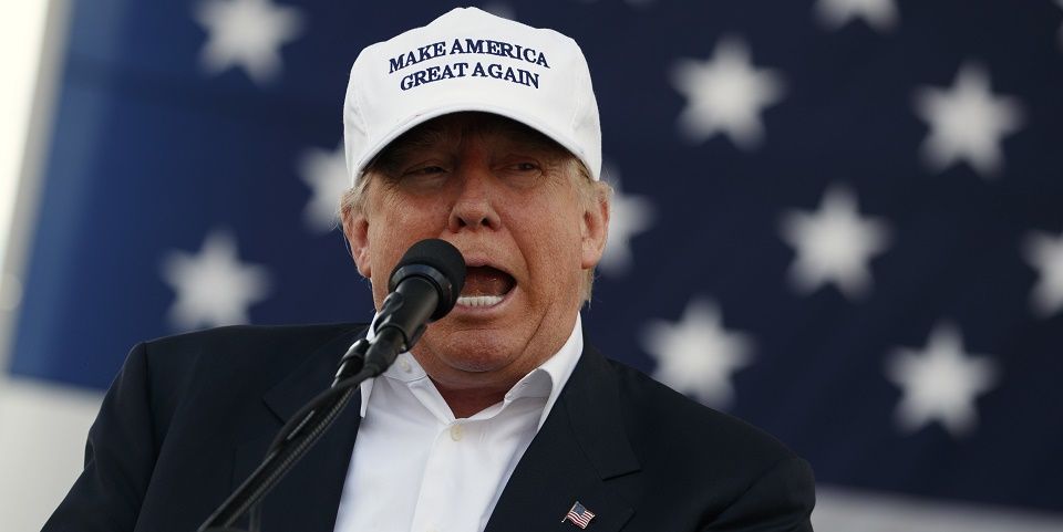 Campaña de Trump llama ‘repugnante’ diario del Ku Klux Klan que lo elogia