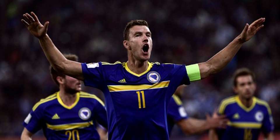 Video: expulsan a Dzeko por bajarle los shorts a su rival