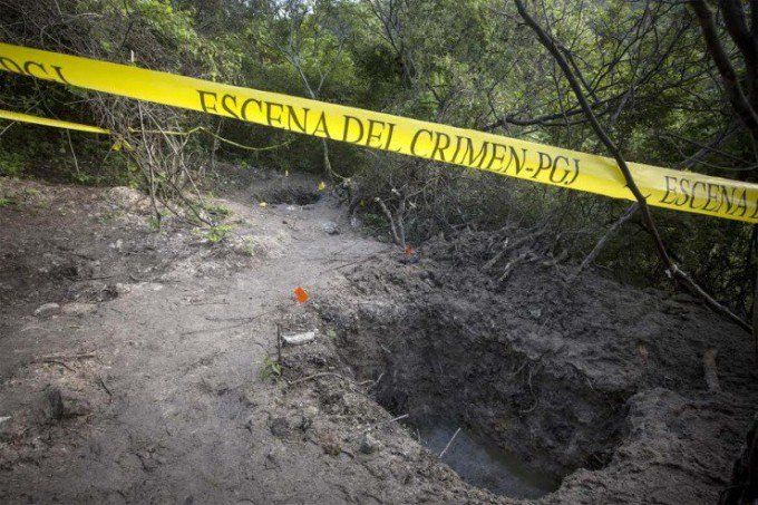 Encuentran siete cuerpos en fosas clandestinas en Guerrero