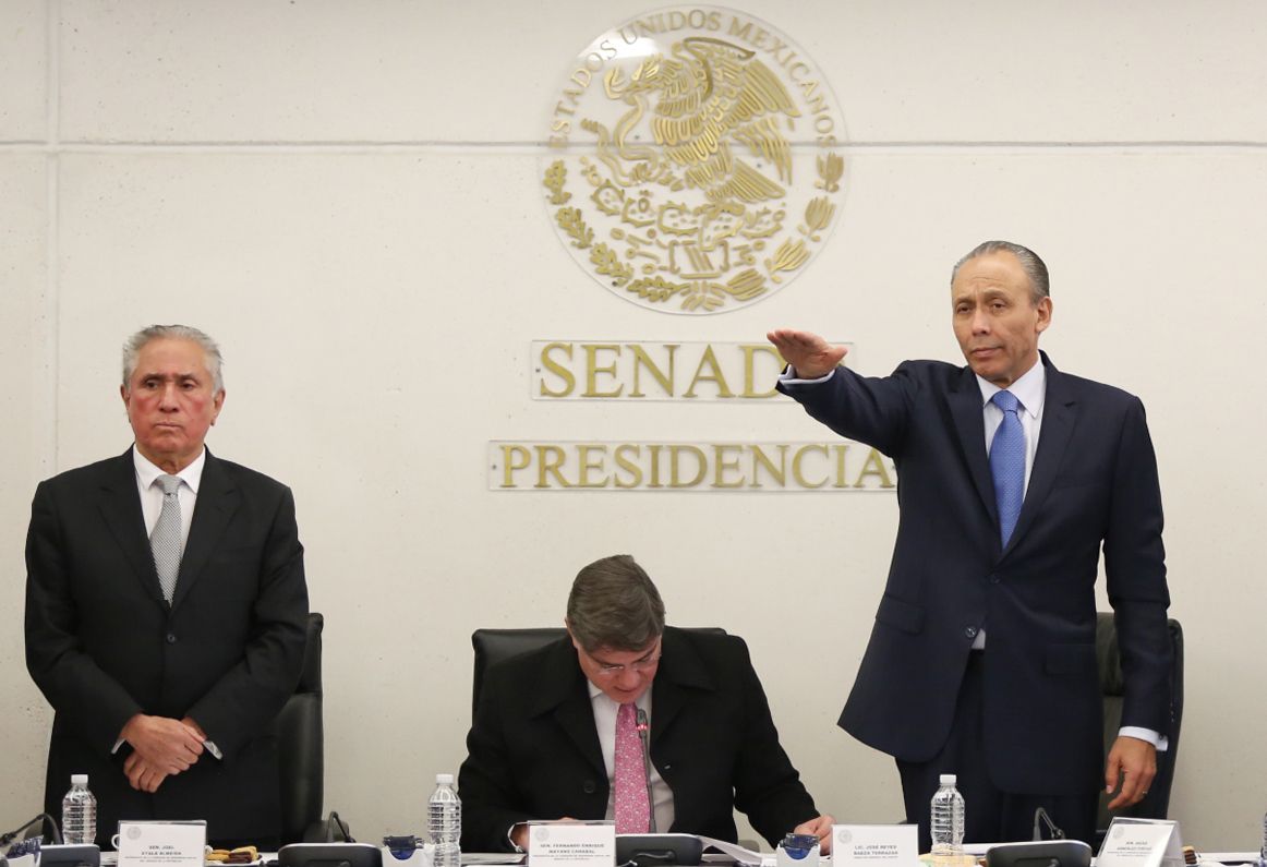 Comparece Reyes Baeza ante la Cámara de Senadores