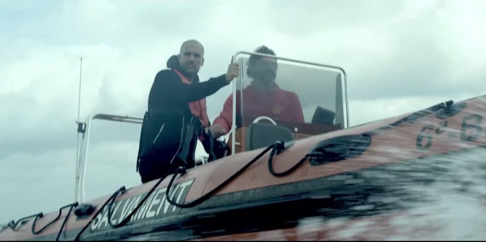 Video: Guardiola se une a equipo de refugiados