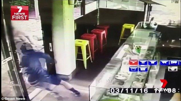 #Viral hombre enfrenta con dos cuchillos a ladrón