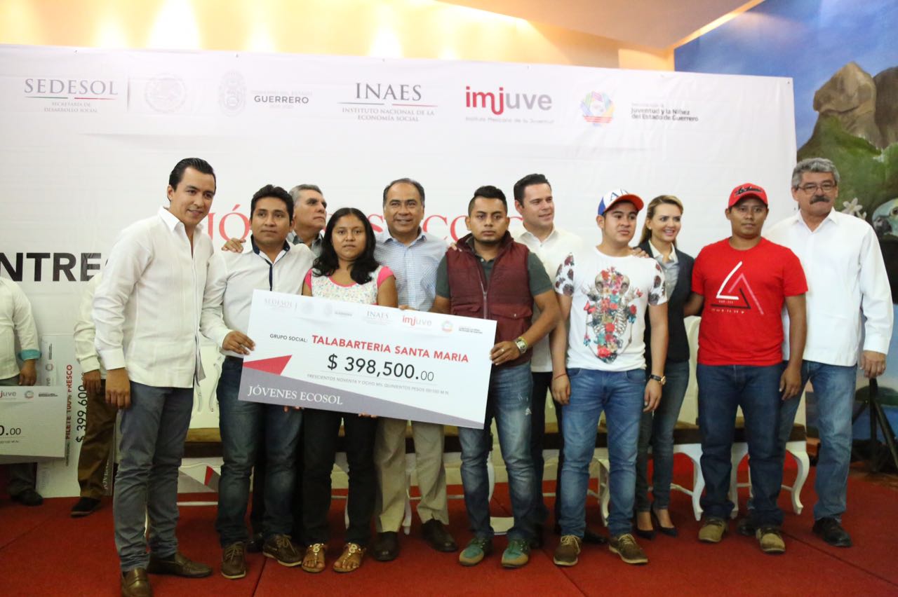 Héctor Astudillo entrega 12 proyectos productivos a jóvenes de Acapulco - IMG-20161109-WA0233