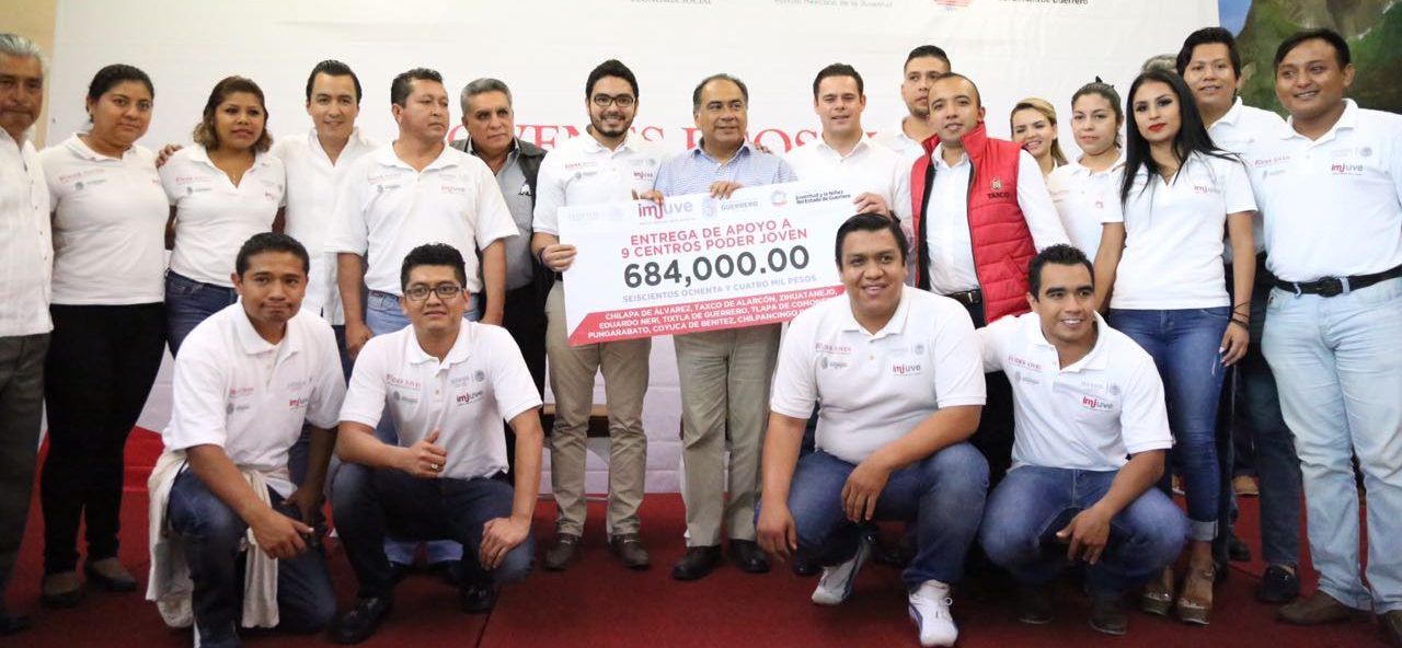 Héctor Astudillo entrega 12 proyectos productivos a jóvenes de Acapulco