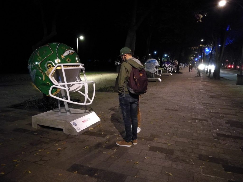 Galería: cascos de la NFL diseñados por artistas mexicanos decoran Reforma - IMG_20161118_184058-1024x768