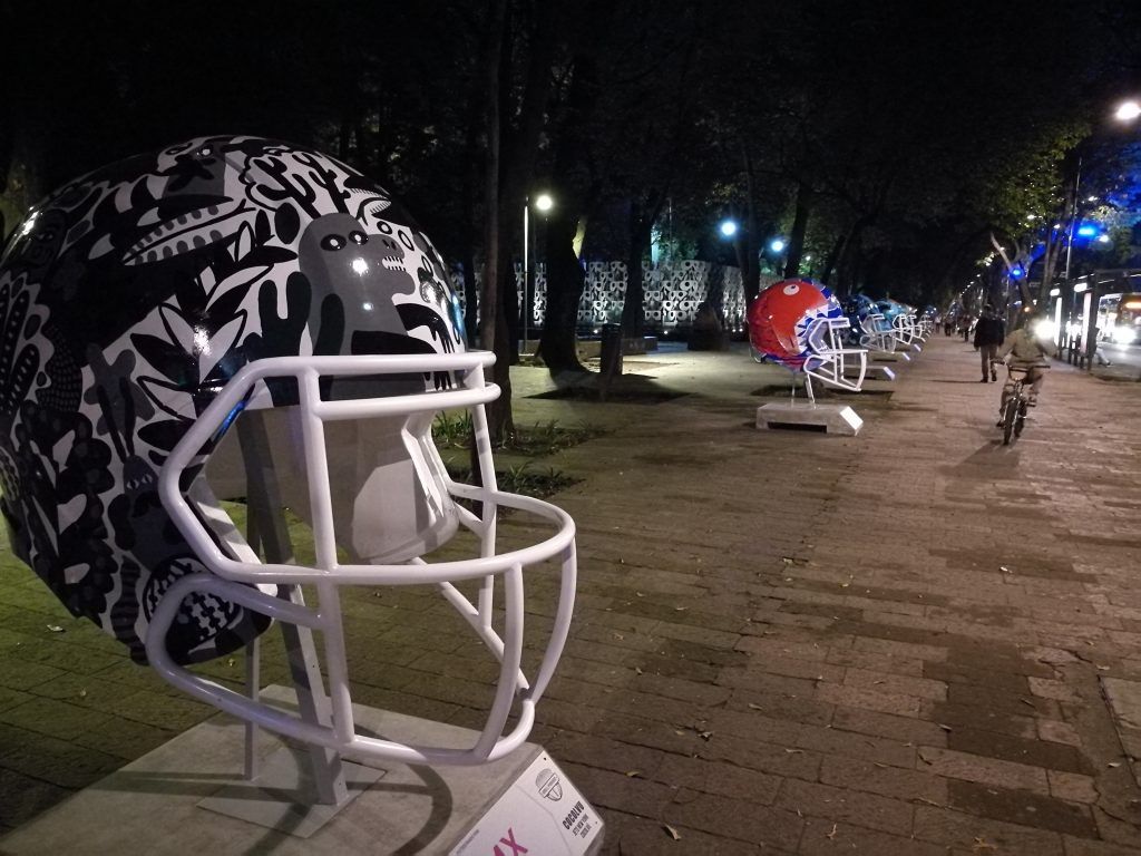 Galería: cascos de la NFL diseñados por artistas mexicanos decoran Reforma - IMG_20161118_184407-1024x768