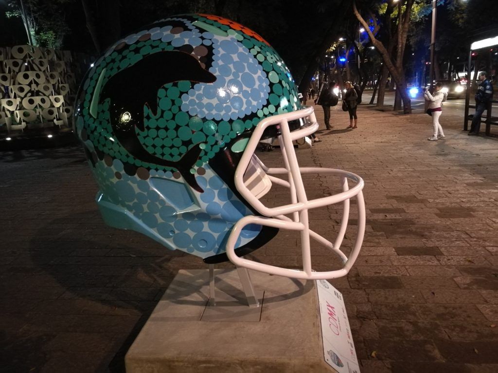 Galería: cascos de la NFL diseñados por artistas mexicanos decoran Reforma - IMG_20161118_184553-1024x768