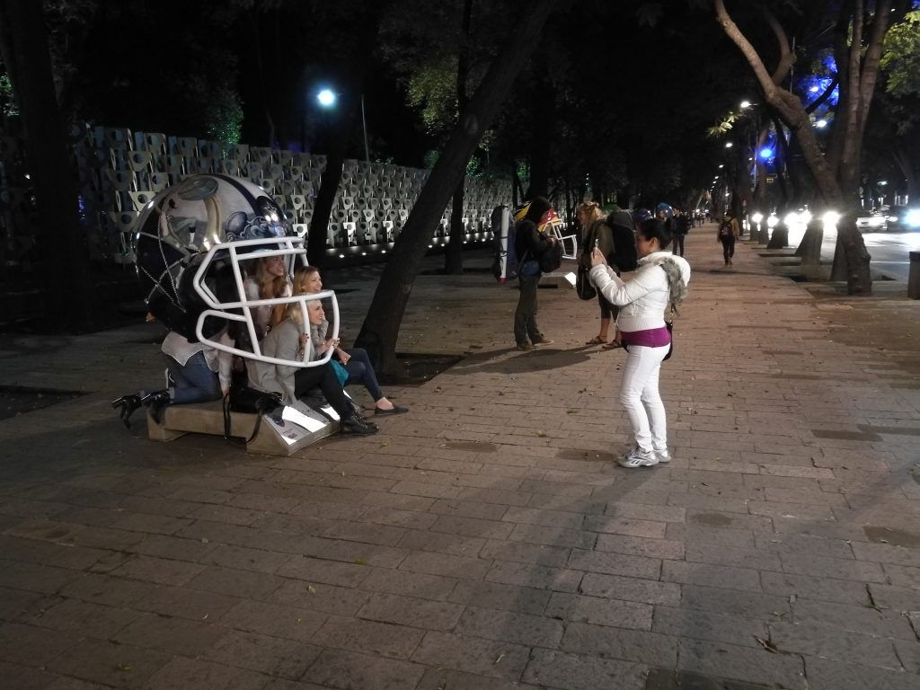 Galería: cascos de la NFL diseñados por artistas mexicanos decoran Reforma - IMG_20161118_184624-1024x768