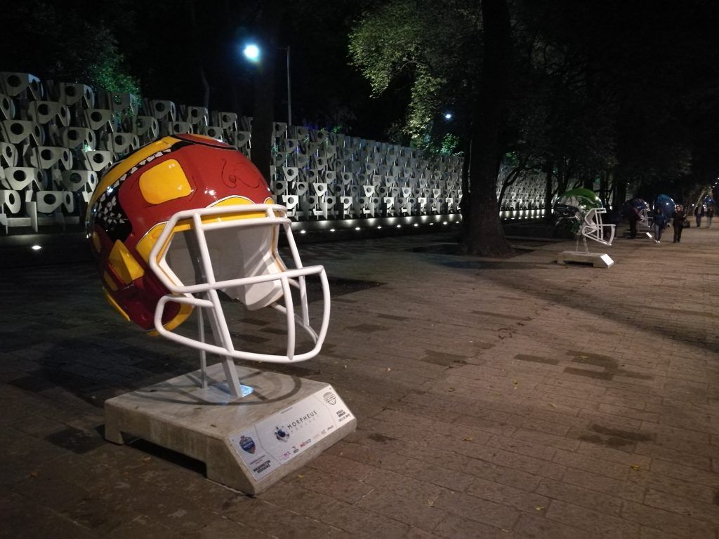Galería: cascos de la NFL diseñados por artistas mexicanos decoran Reforma - IMG_20161118_184642-1024x768