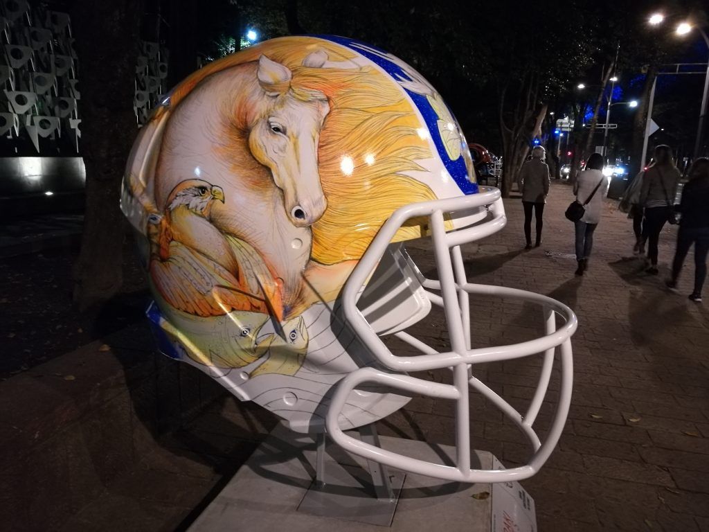 Galería: cascos de la NFL diseñados por artistas mexicanos decoran Reforma - IMG_20161118_185044-1024x768