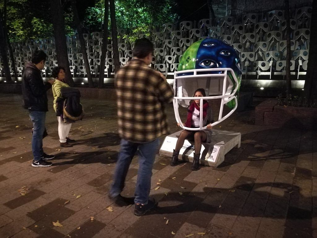 Galería: cascos de la NFL diseñados por artistas mexicanos decoran Reforma - IMG_20161118_185650-1024x768