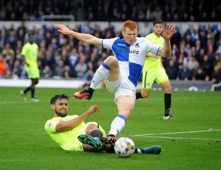 Video: jugador pasa balón a un guardia de seguridad por error - JS112404770_Rex_Features_Bristol_Rovers_v_Peterborough_United_UK_-_29_Oct_2016-large_transjvE9Rr87xStm87qEynN5NAd1APouPEXhS3wR7-23wJ8