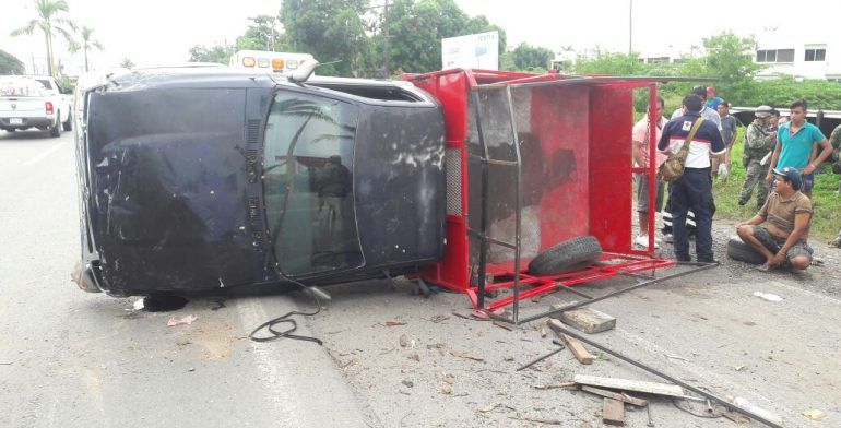 Accidente de equipo de futbol deja 17 heridos