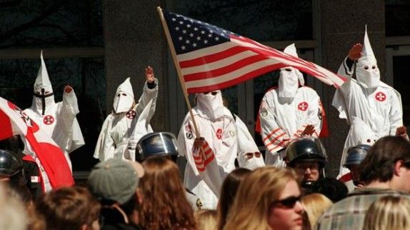 Panfletos del Ku Klux Klan aparecen en Nueva York