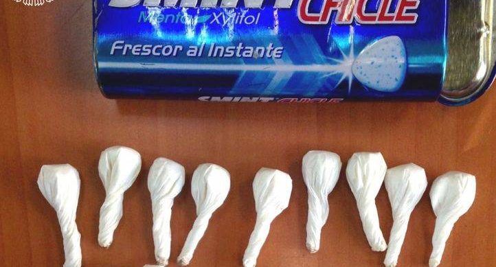 Detienen a hombre por llevar caja de chicles llena de cocaína en sus partes íntimas