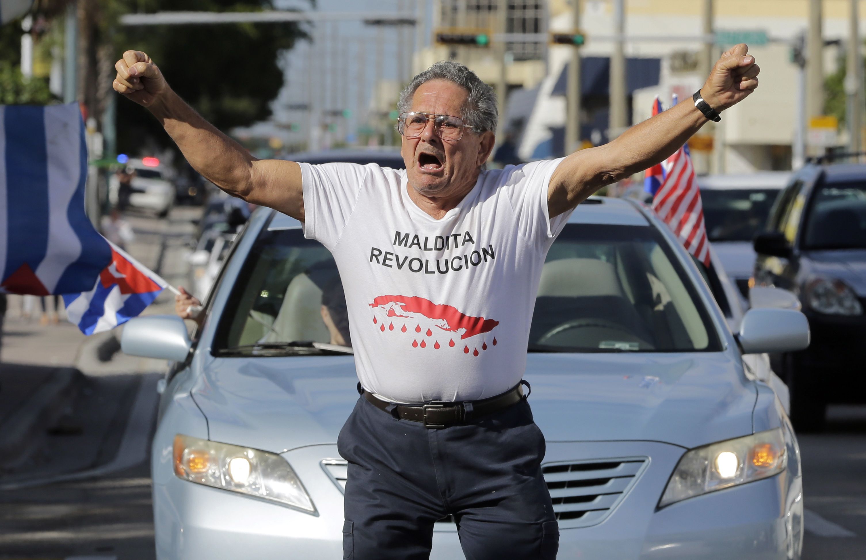 Cientos festejan por la noticia de la muerte de Fidel Castro