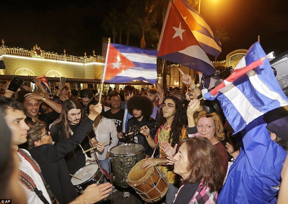 Con salsa, lágrimas y risas festejan exiliados cubanos muerte de Fidel - Miami-Havana-2