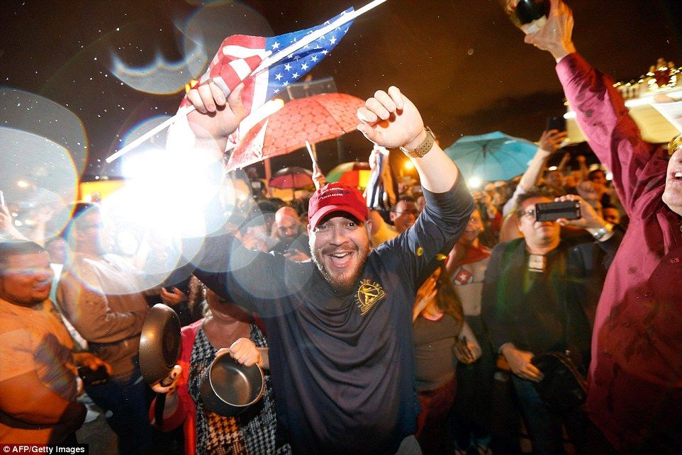 Con salsa, lágrimas y risas festejan exiliados cubanos muerte de Fidel