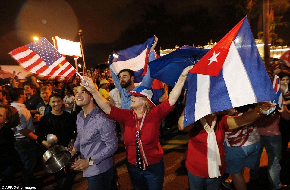 Con salsa, lágrimas y risas festejan exiliados cubanos muerte de Fidel - Miami-Havana-6