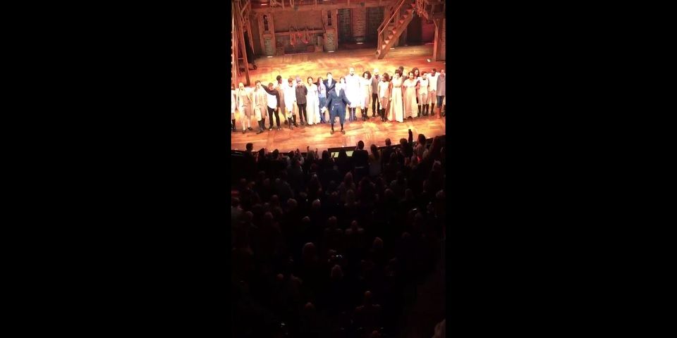 Video: Mike Pence divide función de teatro en Broadway