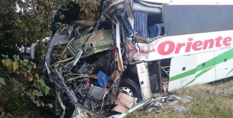 Dos muertos y 20 heridos por choque de autobuses en la México-Querétaro