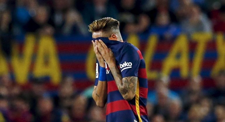 Neymar sufre accidente antes de viajar a San Sebastián - Neymar-tapa-cara-2016-valencia-reuters