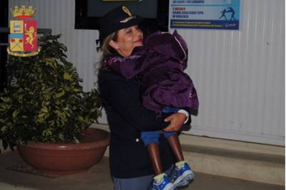 Niña migrante llega sola a Italia y encuentra milagrosamente a su mamá