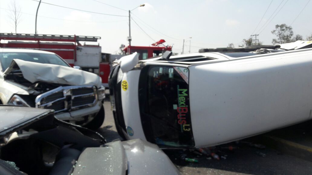 Choque múltiple en Periférico deja 15 lesionados