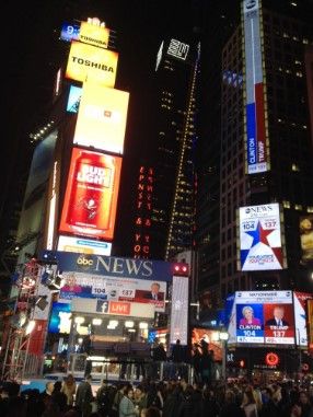 Estadounidenses a la espera de resultados electorales en Times Square - Times-Square-III