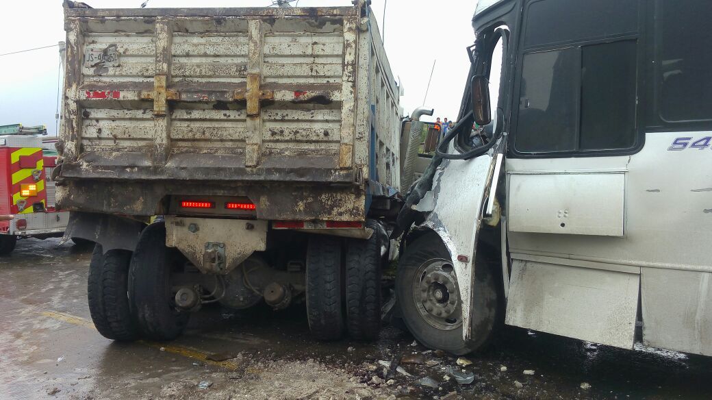 Choque de transporte público y camión de carga deja 16 lesionados en Jalisco