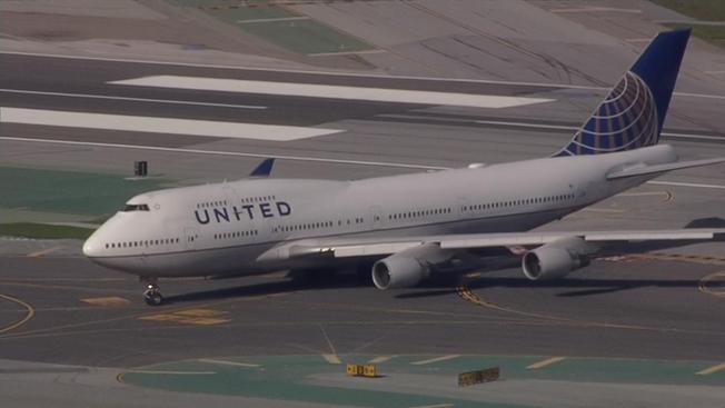 Aterriza de emergencia vuelo de United Airlines