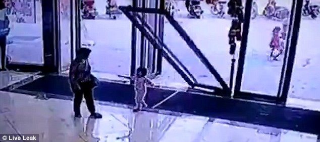 Video: puerta de vidrio cae sobre niña de tres años