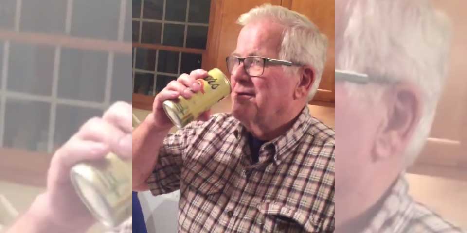 Video: hombre bebe cerveza de 32 años por victoria de los Cachorros