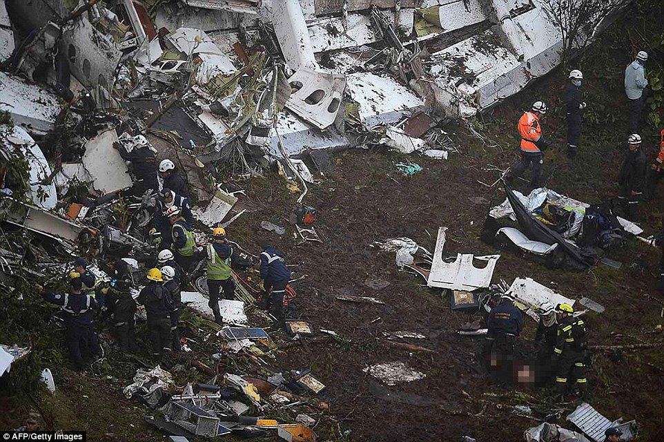 Rescatan 50 cadáveres del accidente de avión en Colombia Rescatan 50 cadáveres del accidente de avión en Colombia