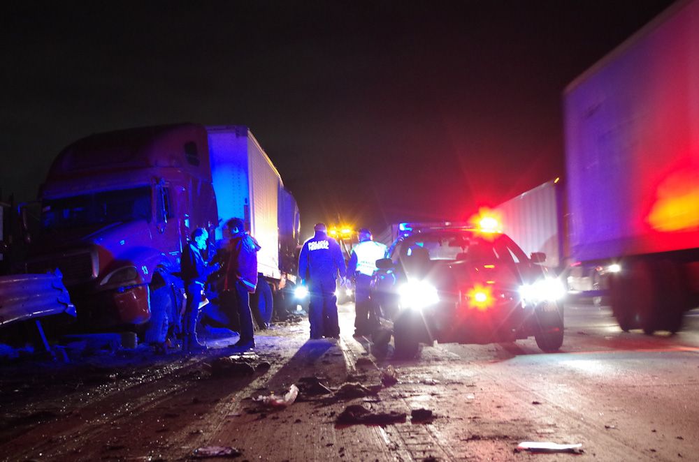 Tráiler choca e incendia patrulla en la México-Querétaro