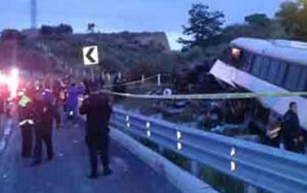 Choque de autobús provoca caos vial en la autopista México-Puebla