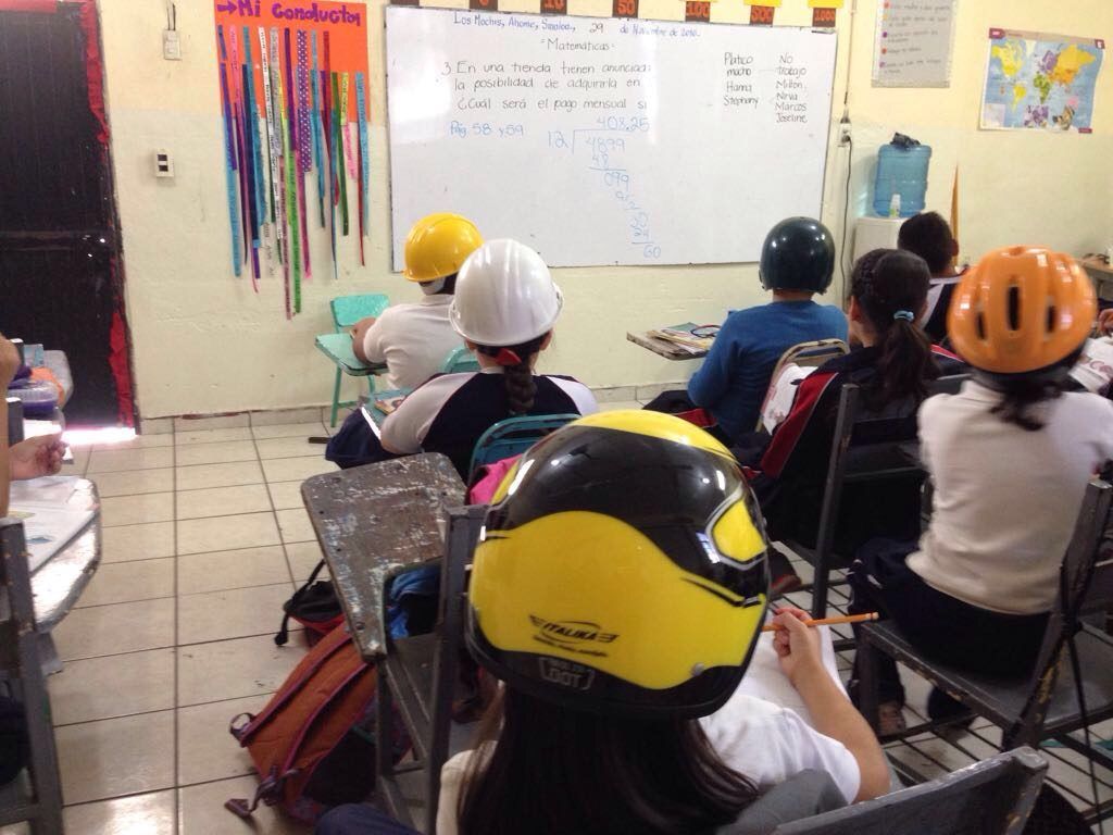 Alumnos asisten a clases con cascos por mal estado de aulas - alumnos-cascos-sinaloa-1-1024x768