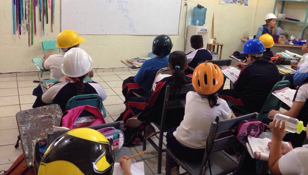 Alumnos asisten a clases con cascos por mal estado de aulas