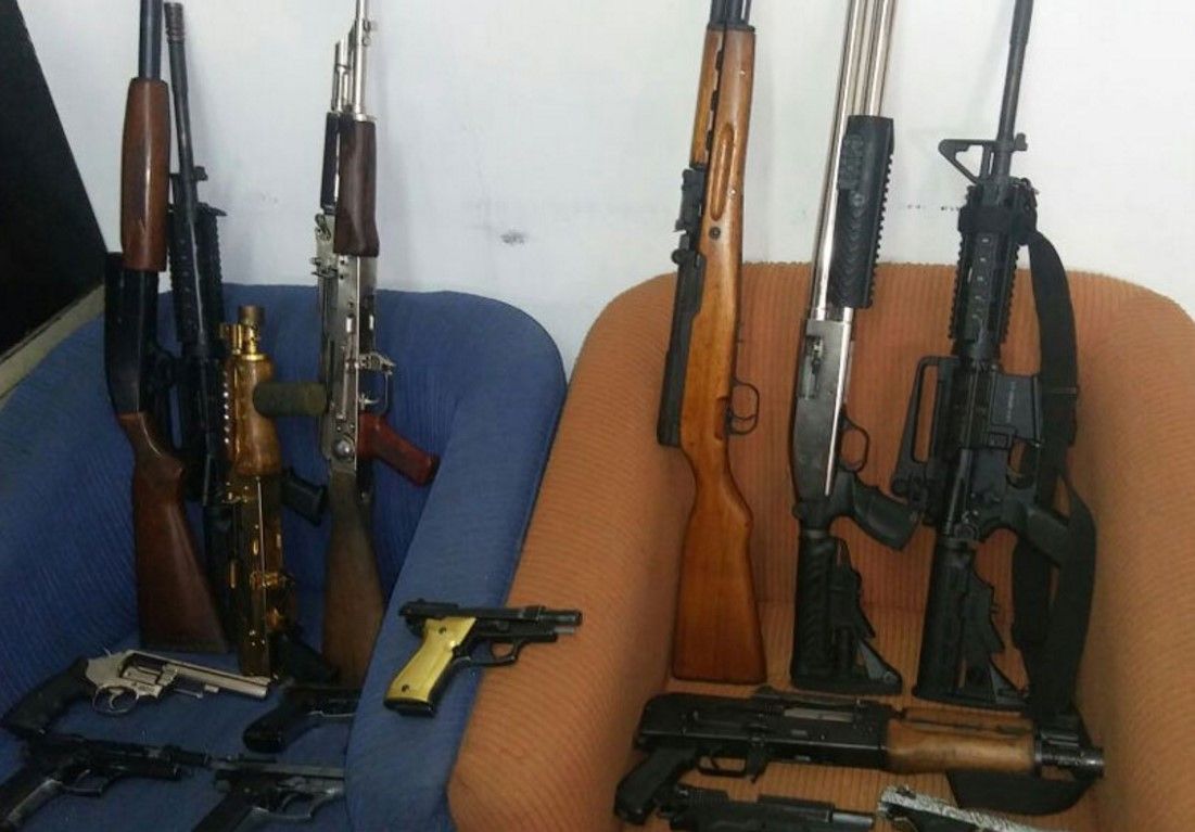 Decomisan arsenal por pasarse un semáforo en Tlalnepantla