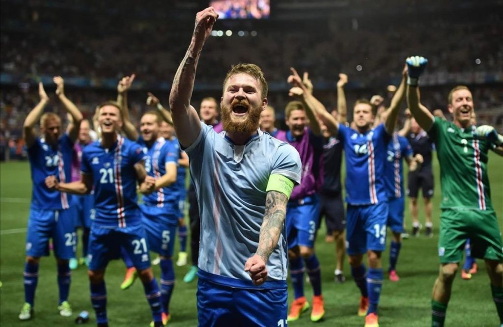 Los equipos que causaron sensación en 2016 - aron-gunnarsson-sus-companeros-seleccion-islandia-celebran-victoria-frenta-inglaterra-1467062784429-1024x666