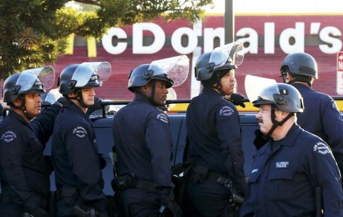 Detienen a manifestantes que pedían aumento de sueldo en EE.UU. - arrestos-I